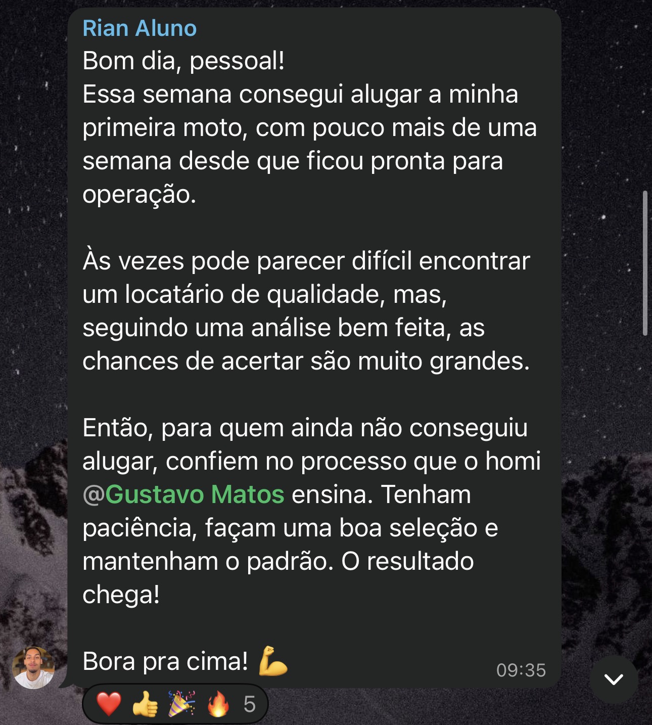 Aluno mostrando a moto alugada e agradecendo o direcionamento de Gustavo Matos