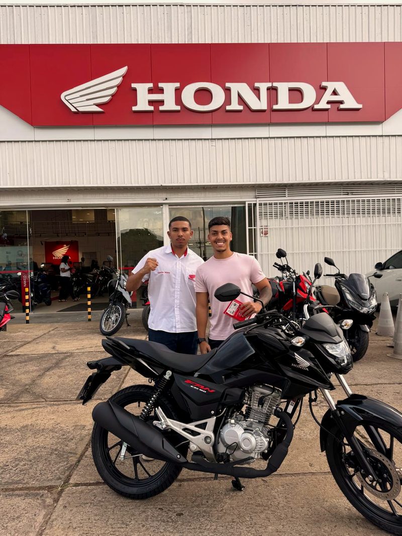 Gustavo Matos entregando uma moto para um locatário